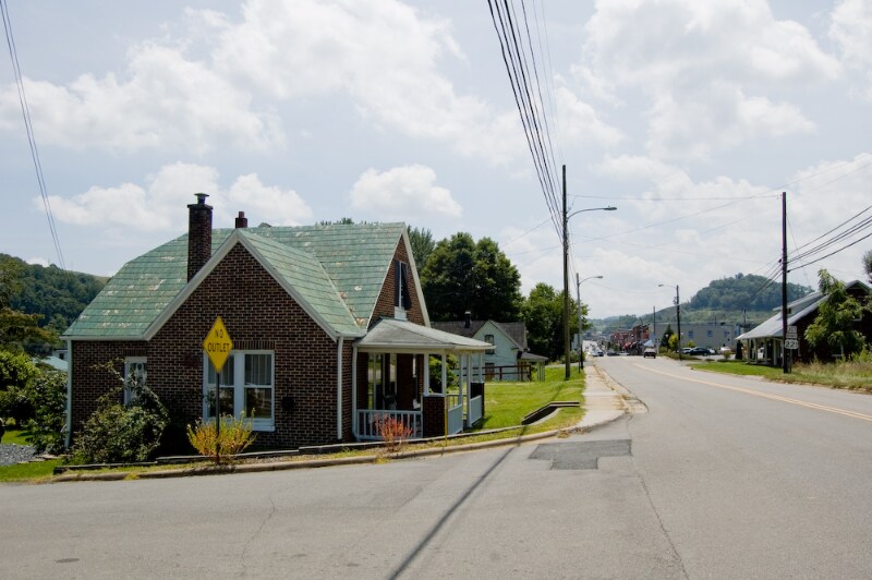 306 N Jefferson Ave in West Jefferson, NC - Foto de edificio