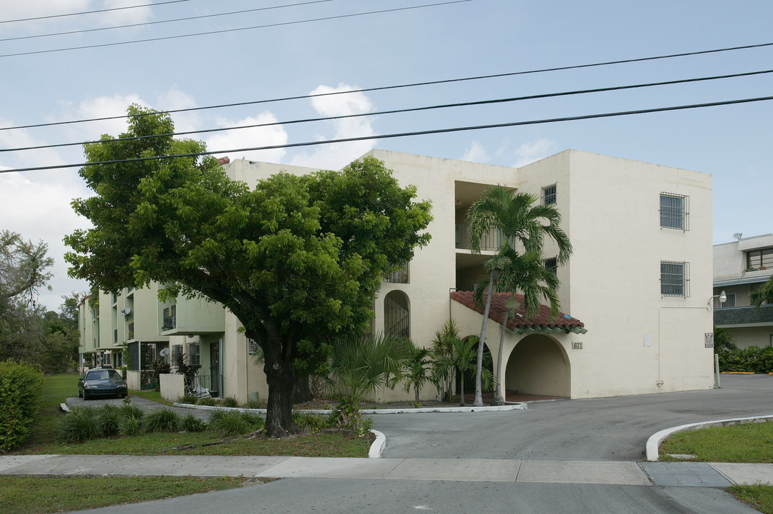 Mendez Apartments in Miami, FL - Building Photo