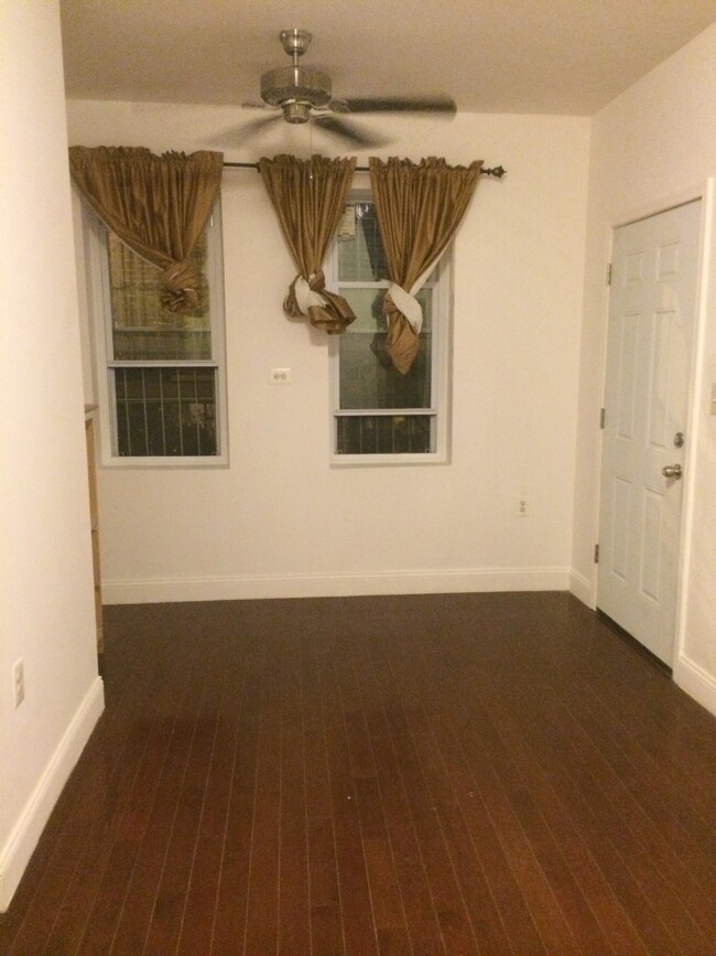 4202 Chestnut St, Unit #2 in Philadelphia, PA - Foto de edificio - Building Photo