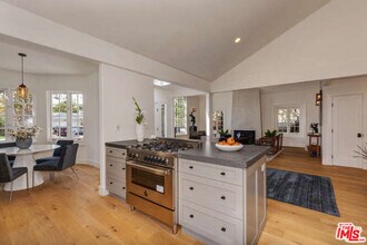 6533 Hayes Dr in Los Angeles, CA - Building Photo - Building Photo
