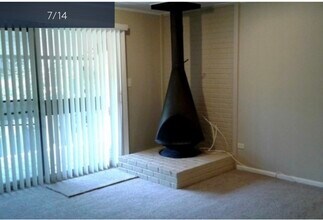 6153 Knoll Way Dr, Unit 202 in Willowbrook, IL - Foto de edificio - Building Photo