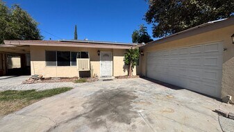 41160 Sunset Ln in Hemet, CA - Building Photo