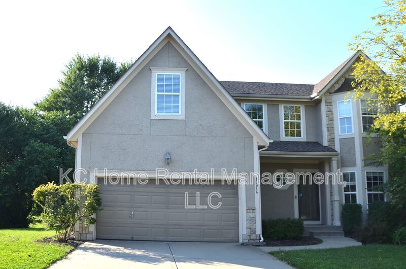15914 S Clairborne St in Olathe, KS - Building Photo