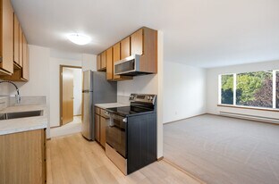 The Magnolia in Seattle, WA - Building Photo