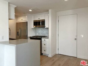 301 S Swall Dr-Unit -201 in Los Angeles, CA - Foto de edificio - Building Photo