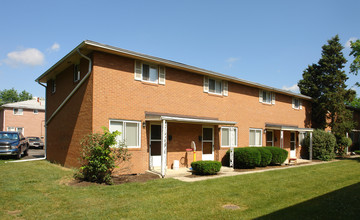 885-893 N Meadows Ct in Columbus, OH - Foto de edificio - Building Photo