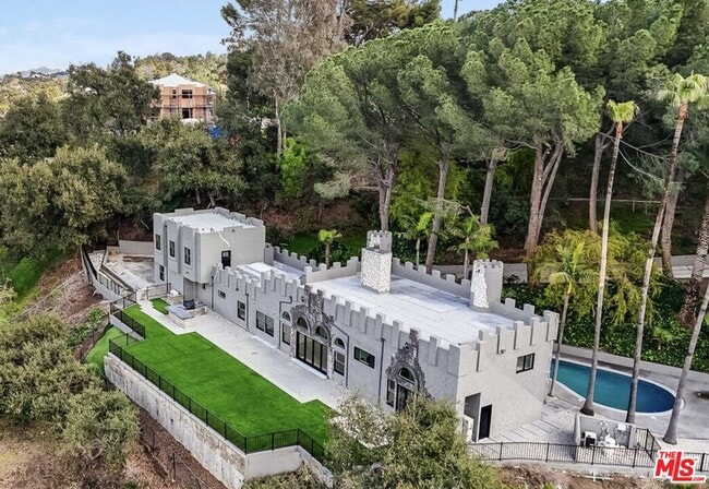 15851 Mulholland Pl in Los Angeles, CA - Building Photo - Building Photo