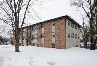 5640 7th St NE in Fridley, MN - Foto de edificio - Building Photo