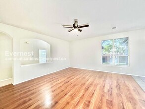 233 Wagon Wheel Dr in Grand Prairie, TX - Building Photo - Building Photo