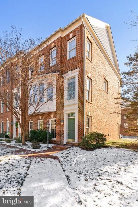 43789 Water Bay Terrace in Leesburg, VA - Building Photo