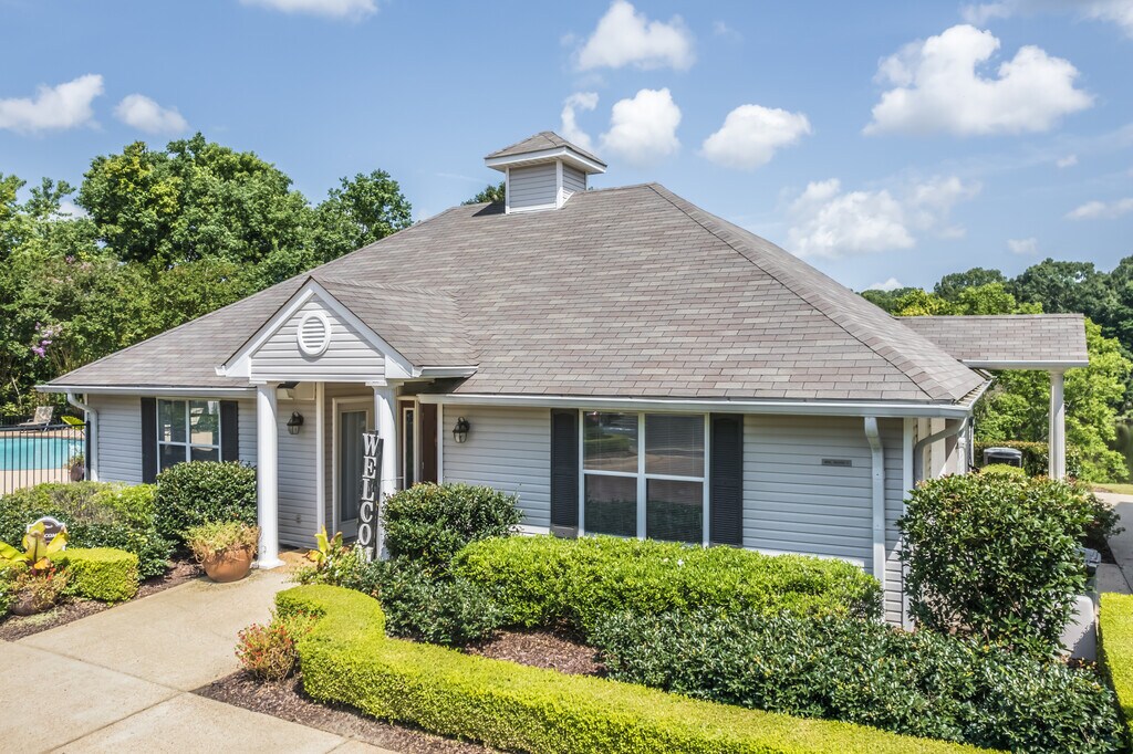 Shadow Lake Apartments in Flowood, MS