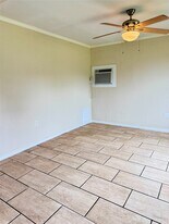 17433 Cr-945 in Brazoria, TX - Building Photo