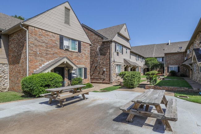 Parkwood Townhomes in Tulsa, OK - Building Photo - Building Photo