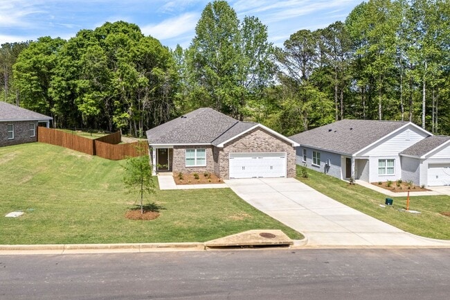 1147 Douglas St in Opelika, AL - Building Photo - Building Photo