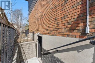 90 Euclid Ave in Toronto, ON - Building Photo