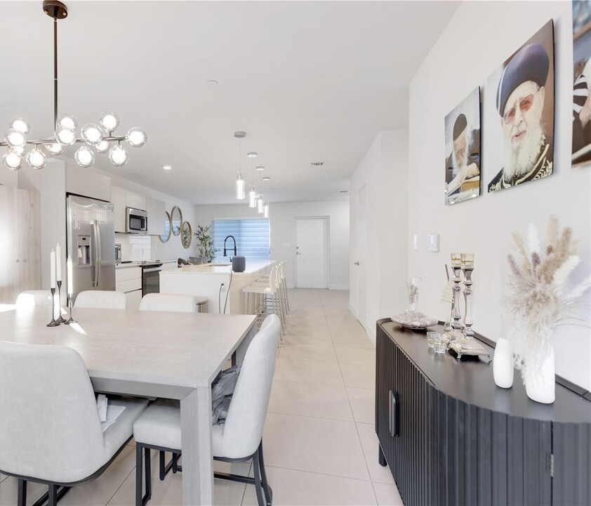 2561 NE 193rd St in Miami, FL - Foto de edificio
