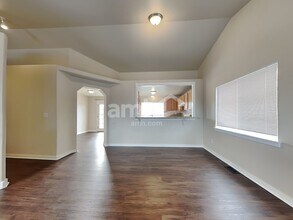 1327 Whitehouse Ave in Buckley, WA - Foto de edificio - Building Photo