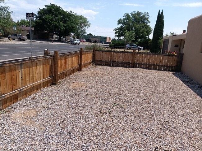1905 Moon St NE in Albuquerque, NM - Foto de edificio - Building Photo