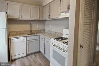 9633 White Acre Rd in Columbia, MD - Building Photo - Building Photo
