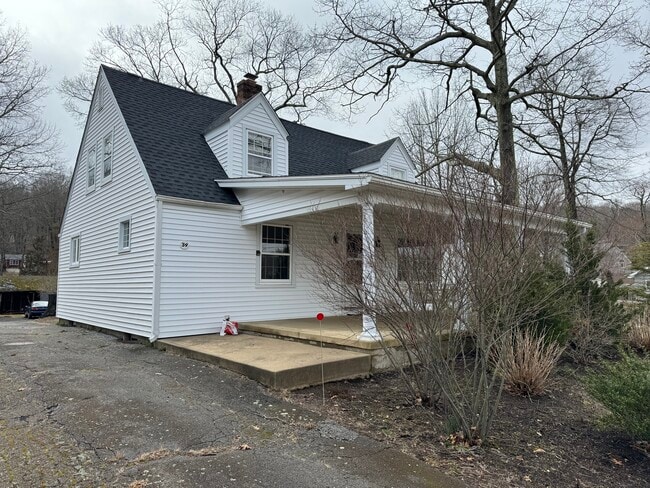 39 Lake Dr in East Hampton, CT - Foto de edificio - Building Photo