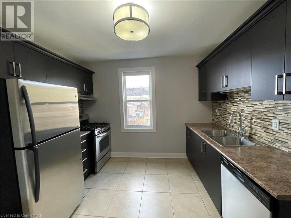 1544 King St E in Hamilton, ON - Building Photo