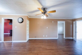 806 E Stone St in Brenham, TX - Foto de edificio - Building Photo