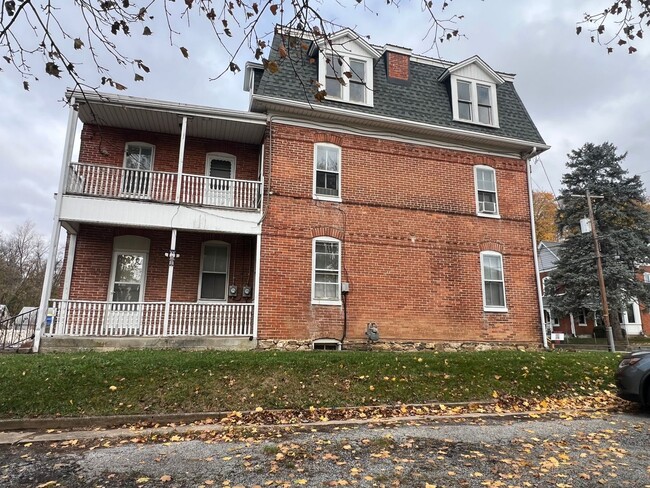 201 Nashville Blvd in Spring Grove, PA - Foto de edificio - Building Photo