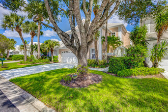 355 Prestwick Cir in Palm Beach Gardens, FL - Building Photo - Building Photo