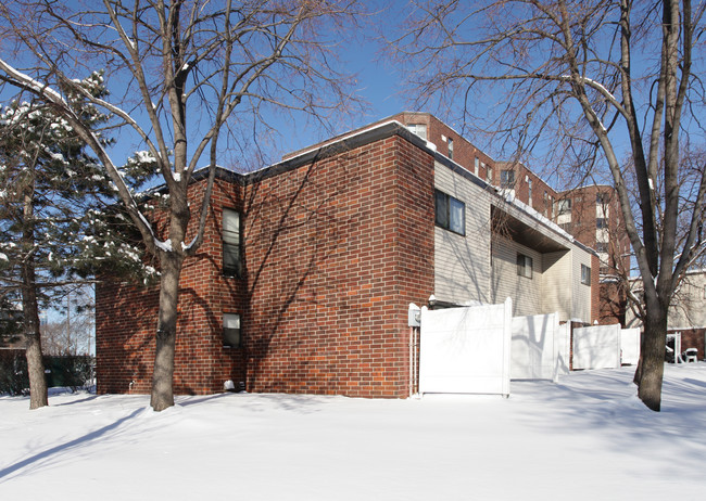 Holmes Park Village in Minneapolis, MN - Foto de edificio - Building Photo