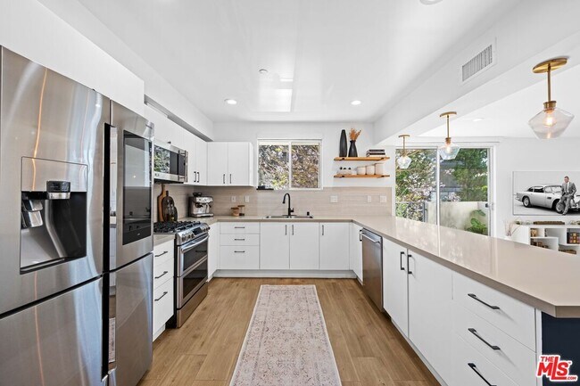 118 Kings Rd in Los Angeles, CA - Building Photo - Building Photo