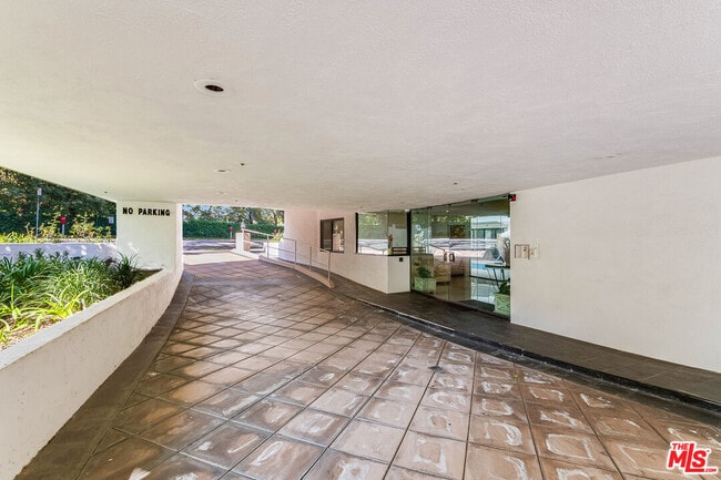 450 N Maple Dr in Beverly Hills, CA - Building Photo - Building Photo