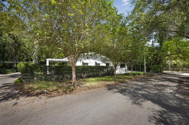 3894 Main Hwy in Miami, FL - Building Photo - Building Photo