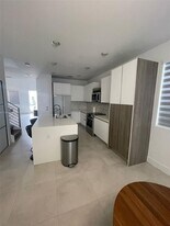 7240 NW 103rd Path in Doral, FL - Building Photo