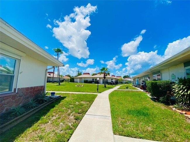 4351 Tahitian Gardens Cir in Holiday, FL - Building Photo - Building Photo