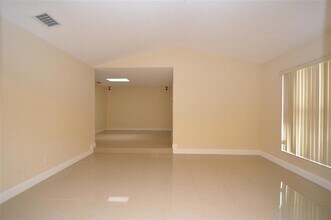 8592 NW 7th St in Coral Springs, FL - Building Photo - Building Photo