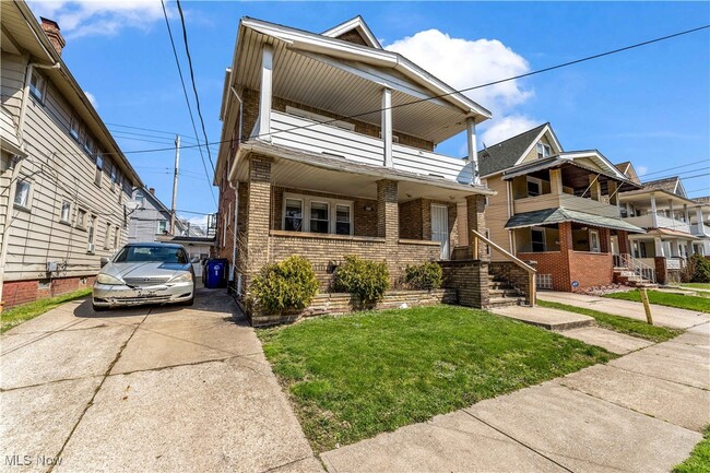 825 Alhambra Rd in Cleveland, OH - Foto de edificio - Building Photo