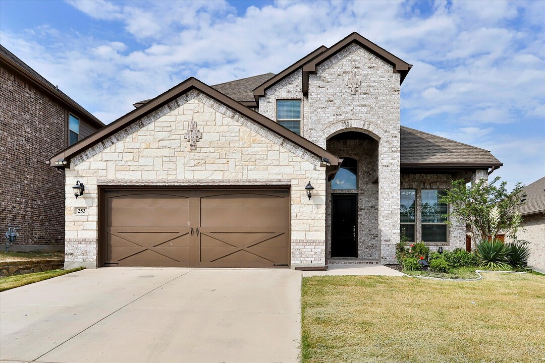 253 Gill Point Ln in Aledo, TX - Foto de edificio