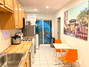 130 W 8th St, Unit 3 in Boston, MA - Foto de edificio - Building Photo