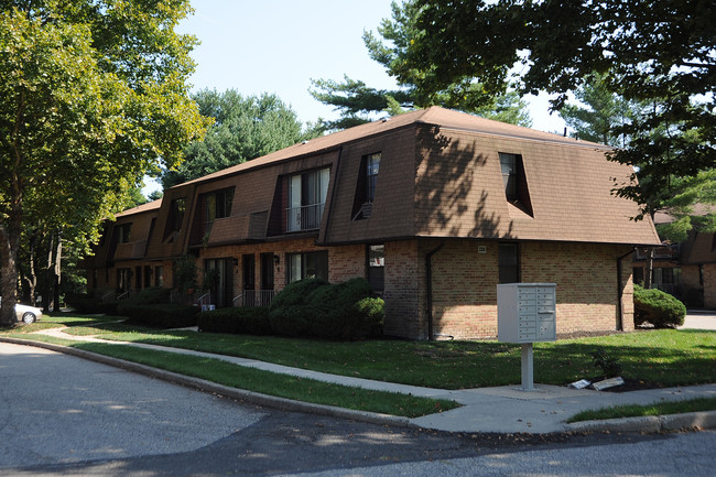 Lindvale Gardens in River Vale, NJ - Building Photo - Building Photo