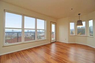405 NW Uptown Terrace in Portland, OR - Building Photo - Building Photo