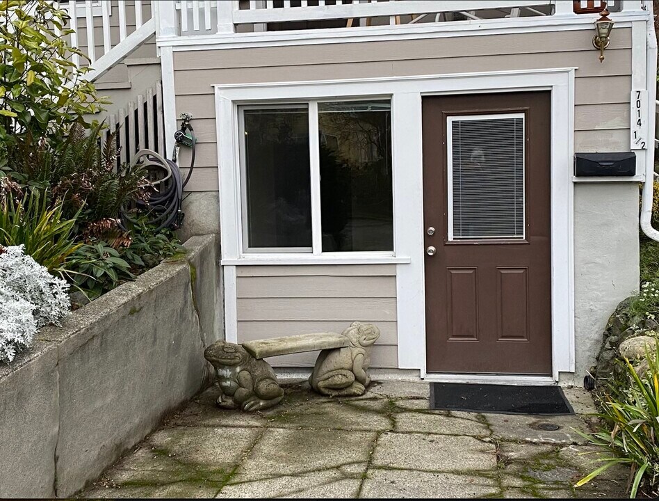 7014 Brooklyn Ave NE, Unit 7014 1/2 Daylight Basement in Seattle, WA - Building Photo