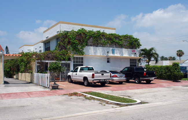 6940 Bay Dr in Miami Beach, FL - Building Photo - Building Photo