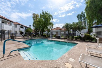 The Village at Lindsay Park Apartments in Mesa, AZ - Foto de edificio - Building Photo