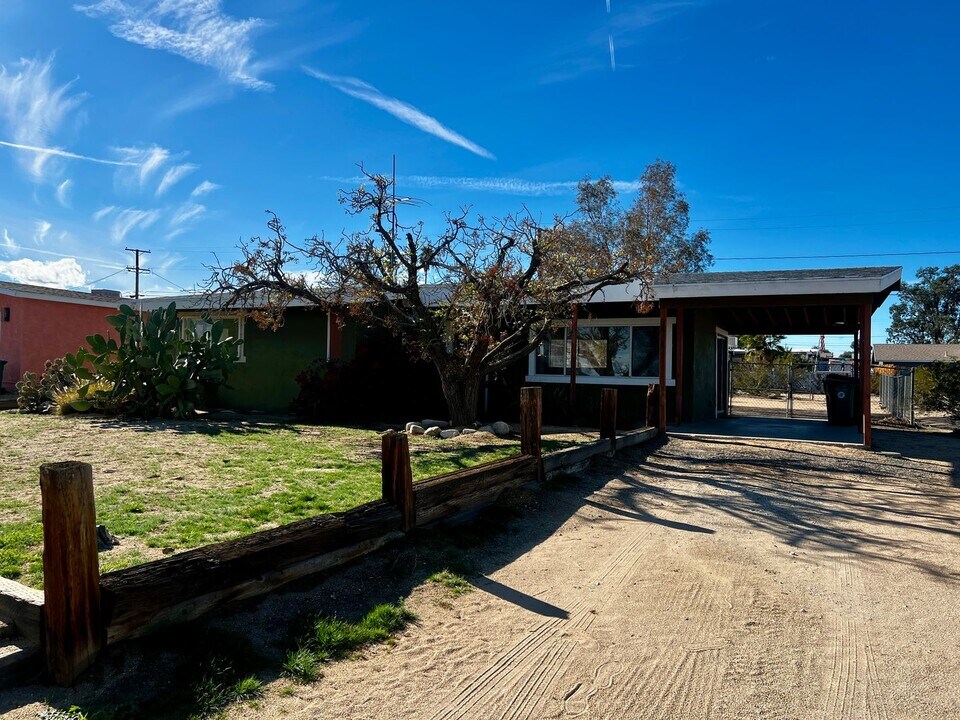 5416 Abronia Ave in Twentynine Palms, CA - Foto de edificio