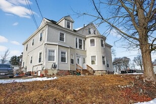 946 N Main St in Brockton, MA - Building Photo