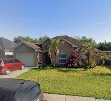 904 W Douglas Dr in Pharr, TX - Building Photo