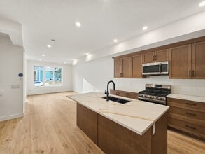 2616-2628 Avenue SW in Calgary, AB - Building Photo - Building Photo