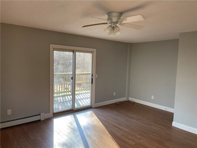 12 Beacon St in Westerly, RI - Foto de edificio - Building Photo