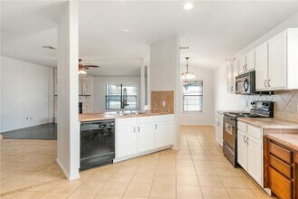 913 Cindy Ln in Leander, TX - Building Photo - Building Photo