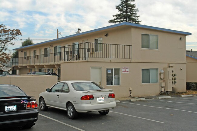 2744-2754 Akard Ave in Redding, CA - Foto de edificio - Building Photo
